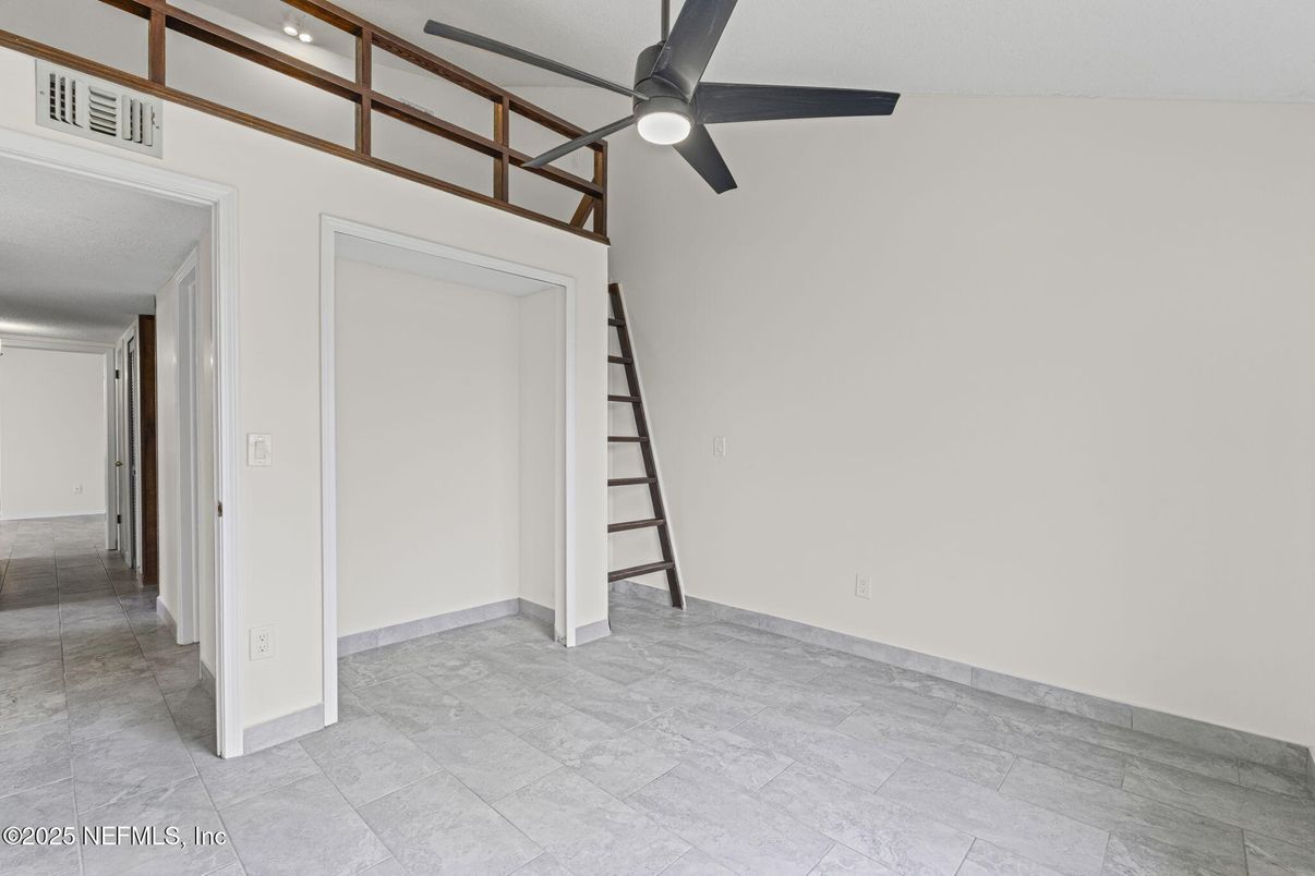 Empty room, Interior