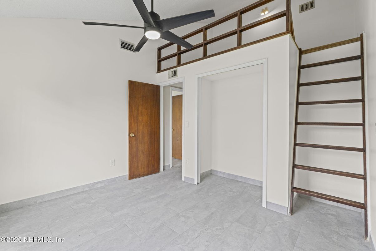 Empty room, Interior