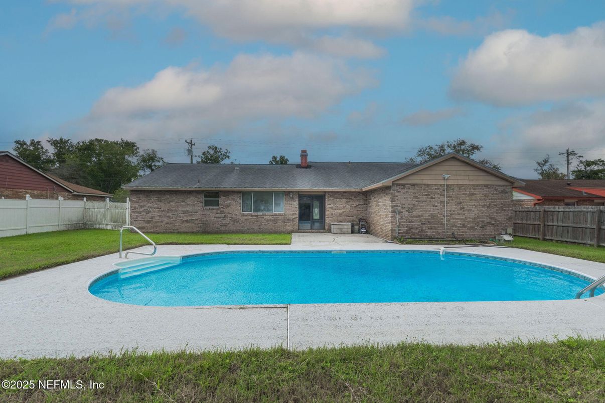 Exterior, Pool
