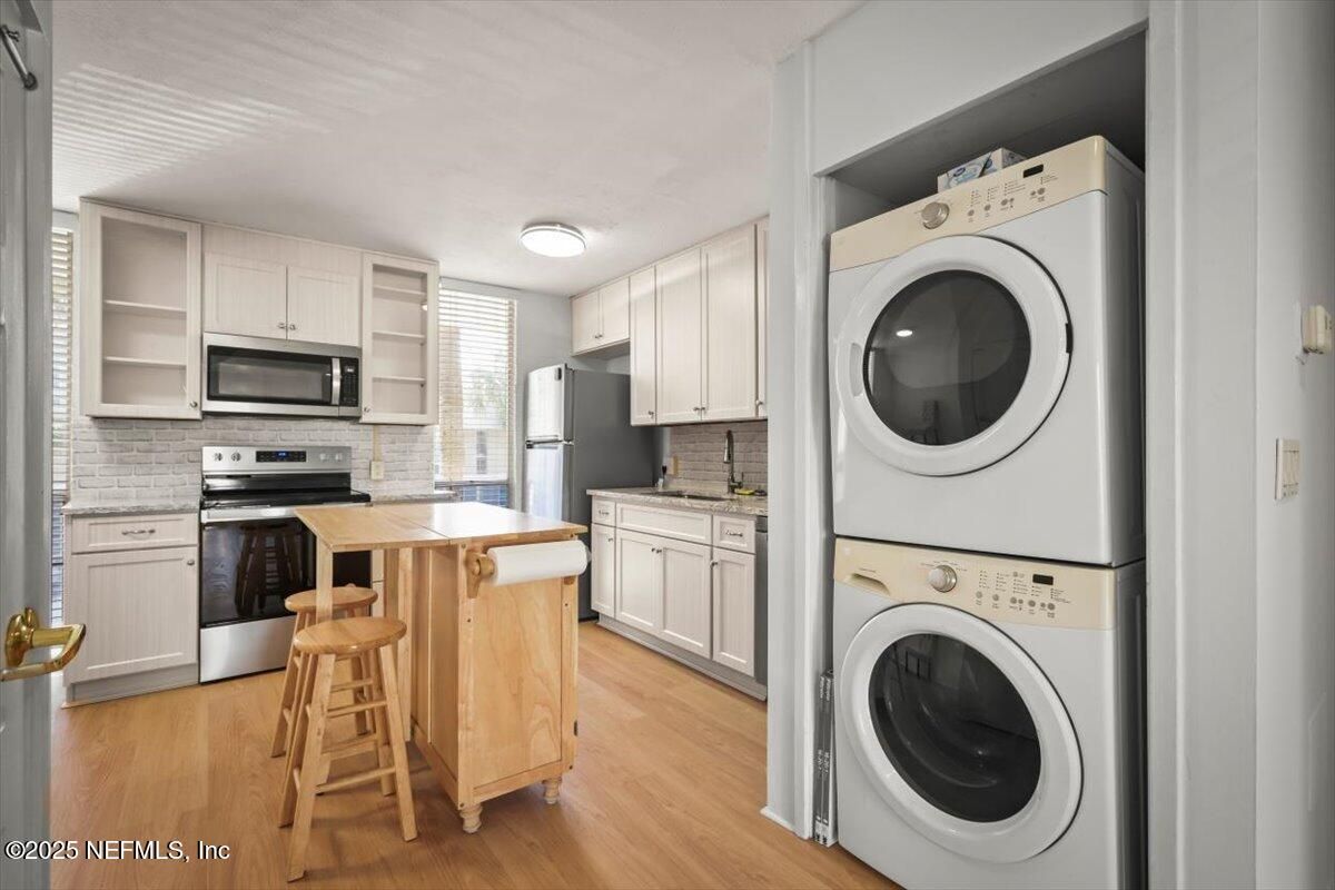 Interior, Kitchen, Stainless Steel Appliances, Utility Closets, Washer, Wood Texture Flooring