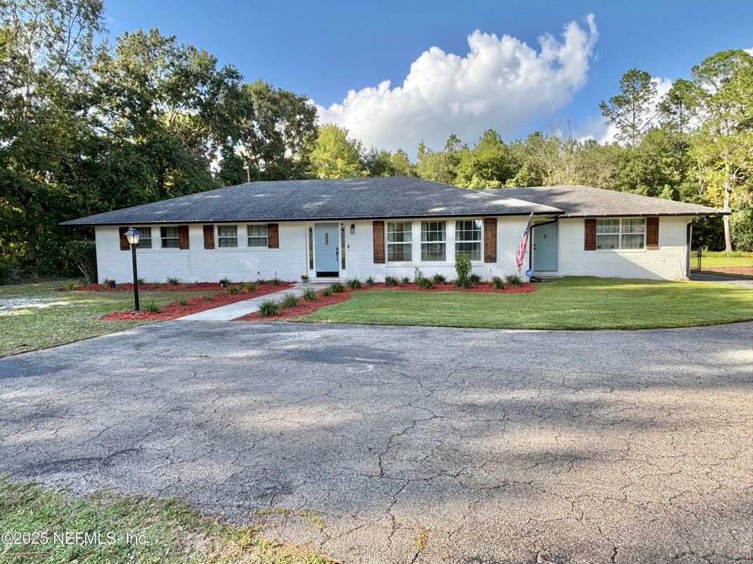 Exterior, Facade, Ranch