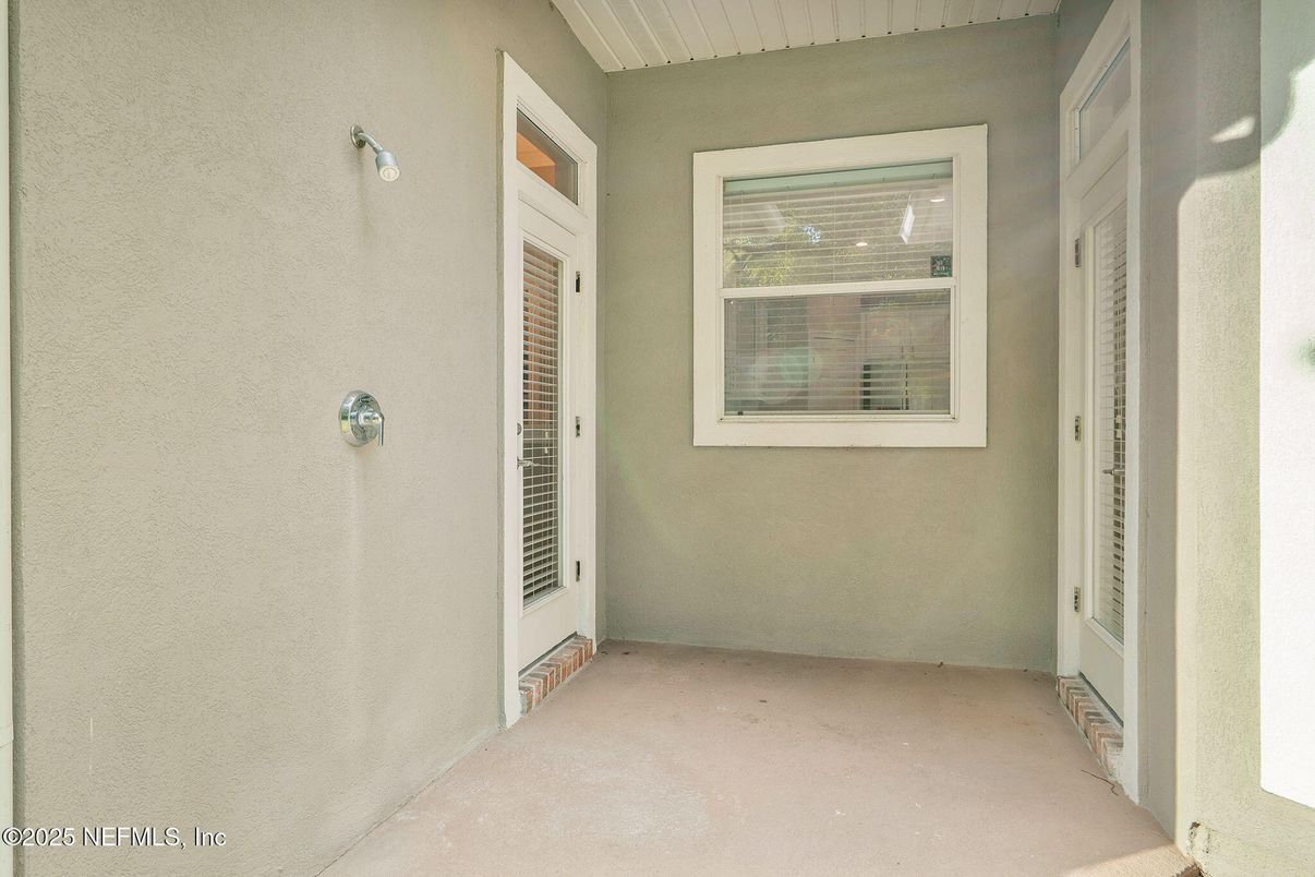 Empty room, Interior