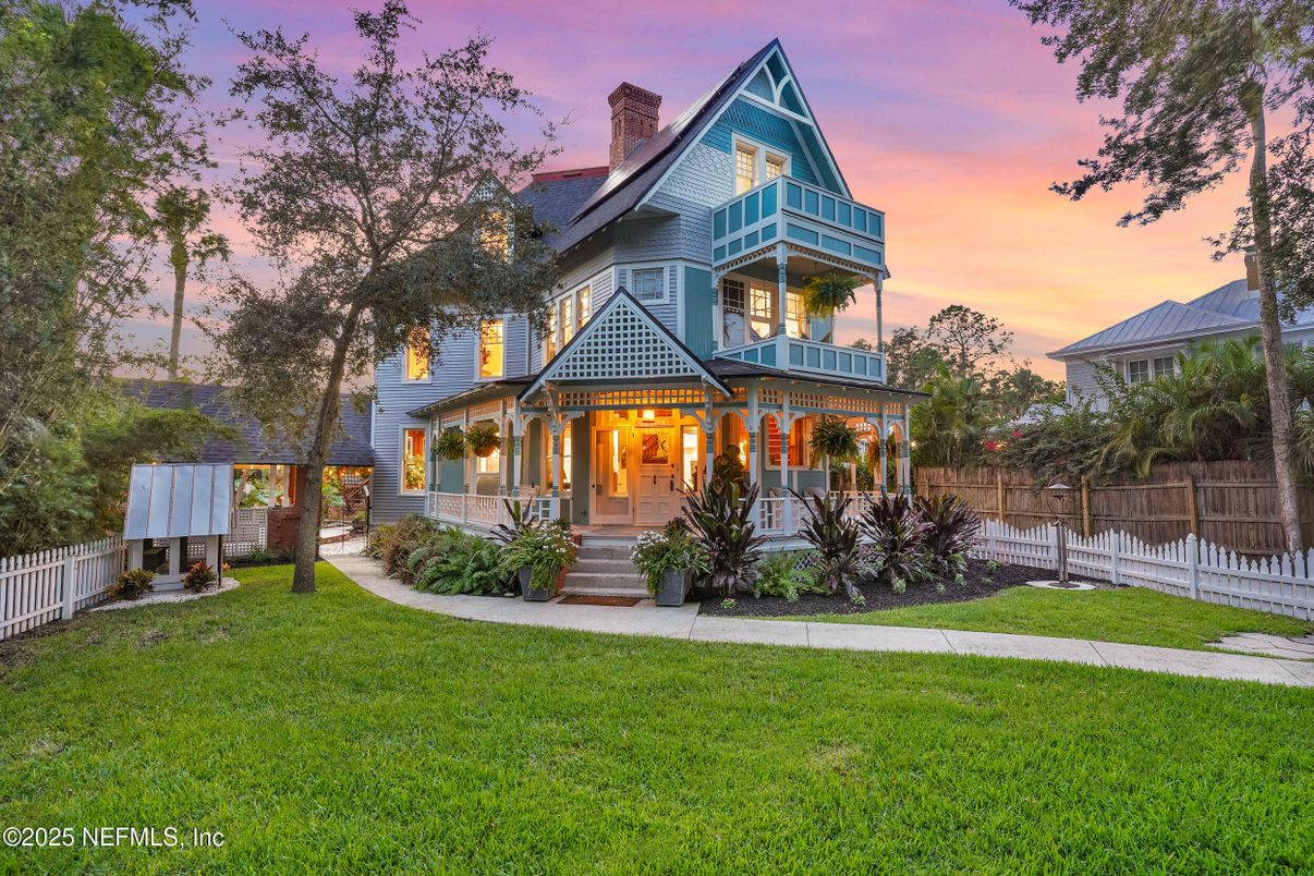 Backyard, Exterior, Facade, Queen Anne Victorian