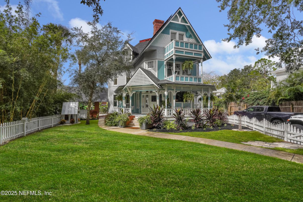 Backyard, Exterior, Facade, Queen Anne Victorian