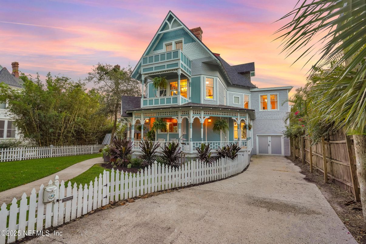 Exterior, Facade, Queen Anne Victorian