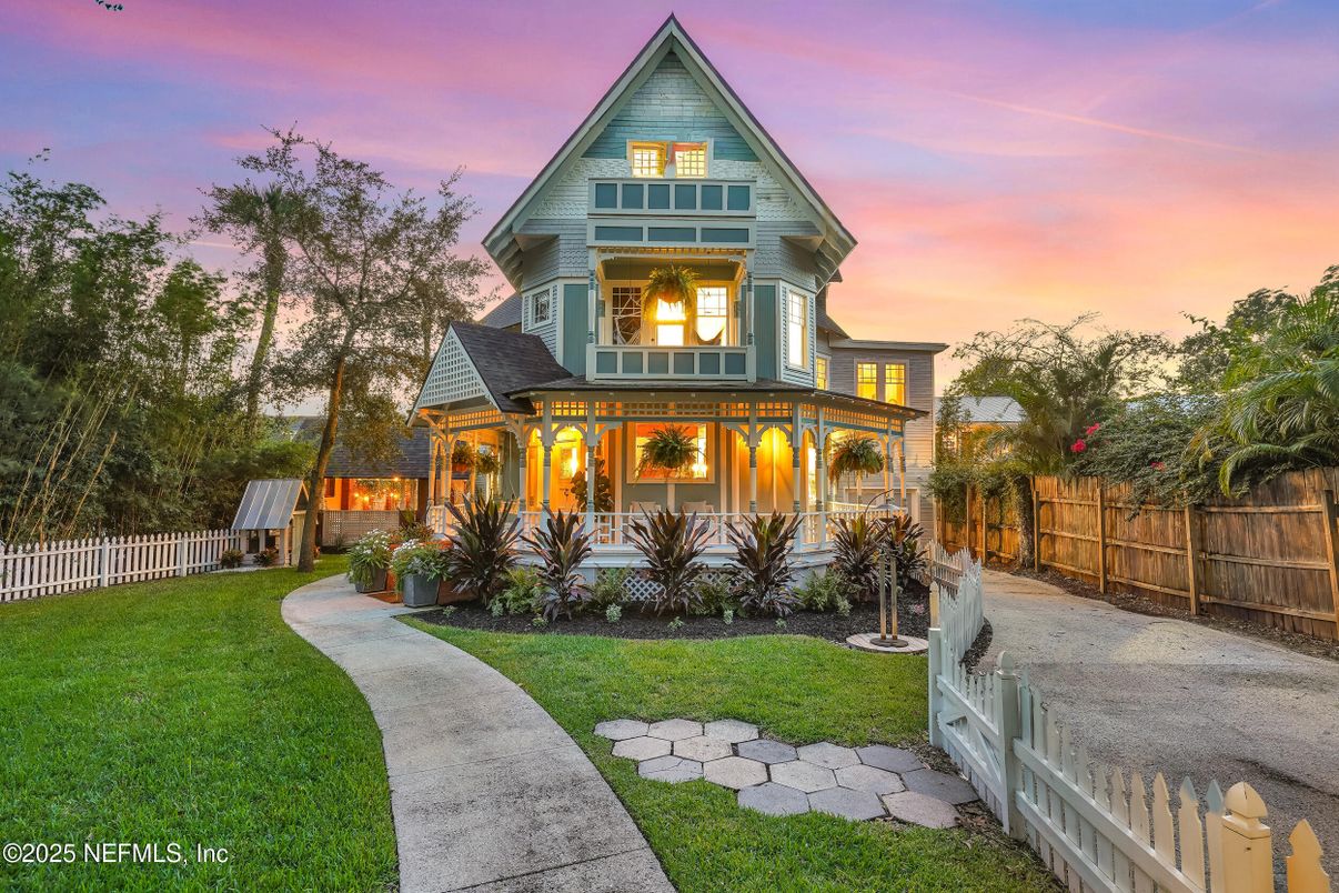 Backyard, Exterior, Facade, Queen Anne Victorian