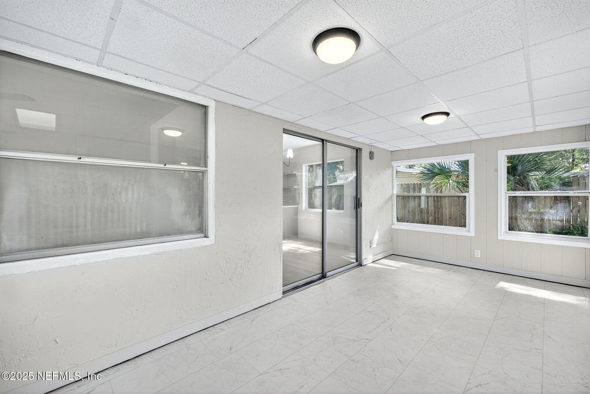 Empty room, Interior