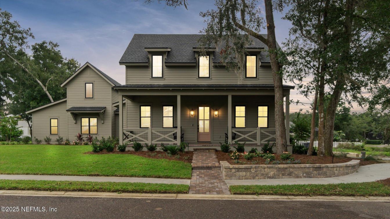 Exterior, Facade, Queen Anne Victorian