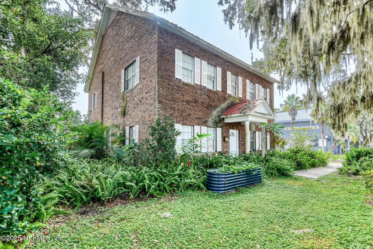 Backyard, Exterior, Facade, Brick Facade, None