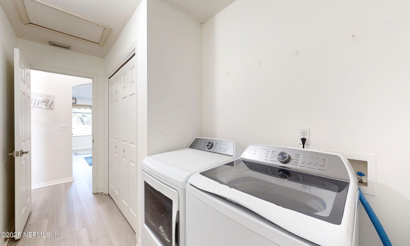 Interior, Utility Closets, Washer, Wood Texture Flooring