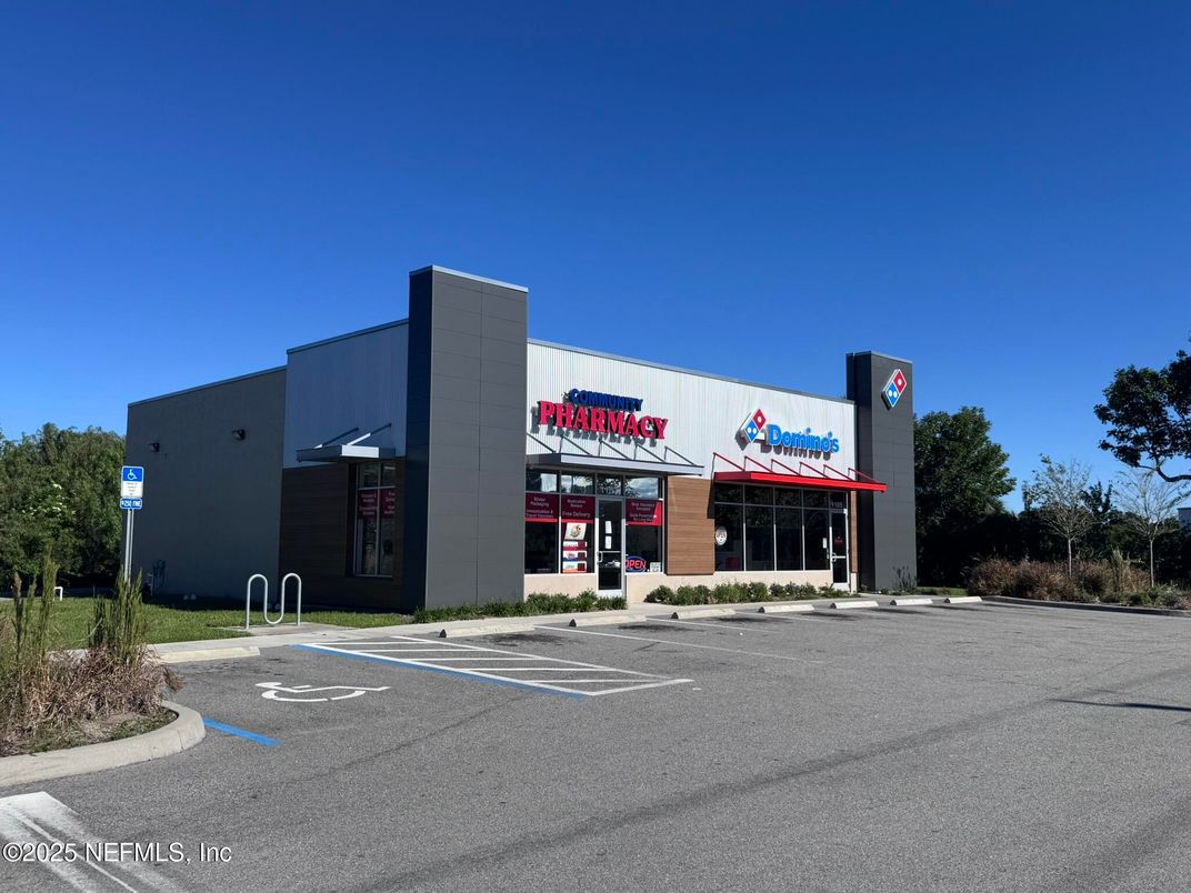 Exterior, Facade, Modern