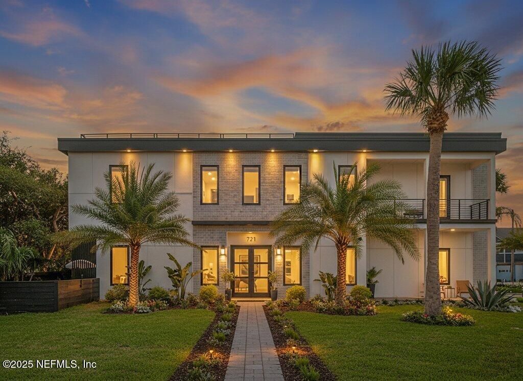 Exterior, Facade, Modern