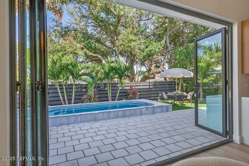 Interior, Pool, Sun Room