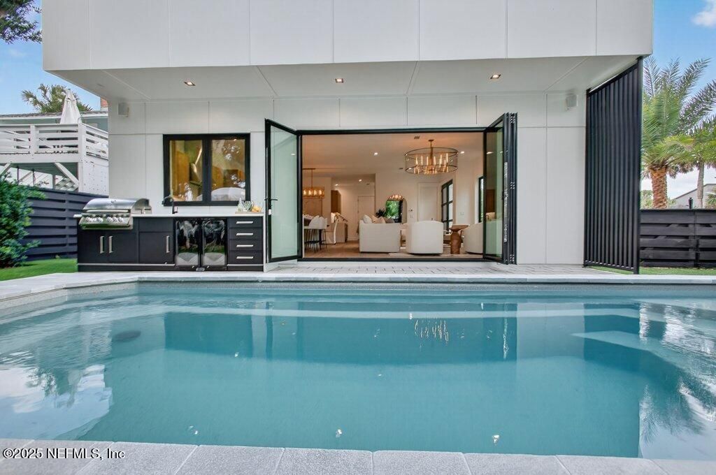 Exterior, Outdoor Kitchen, Pool