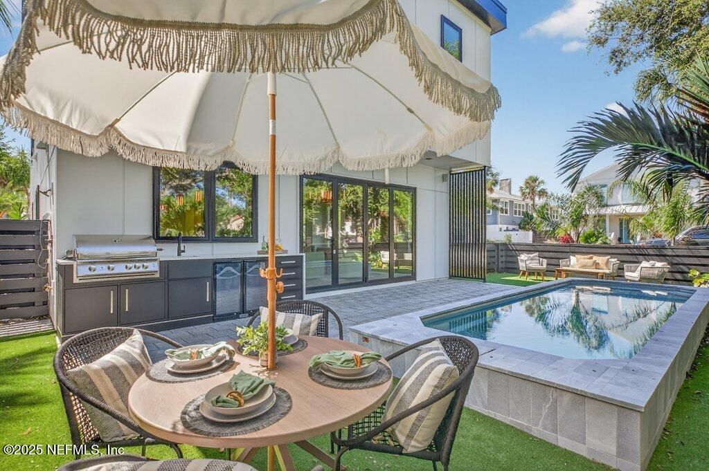 Exterior, Outdoor Kitchen, Pool