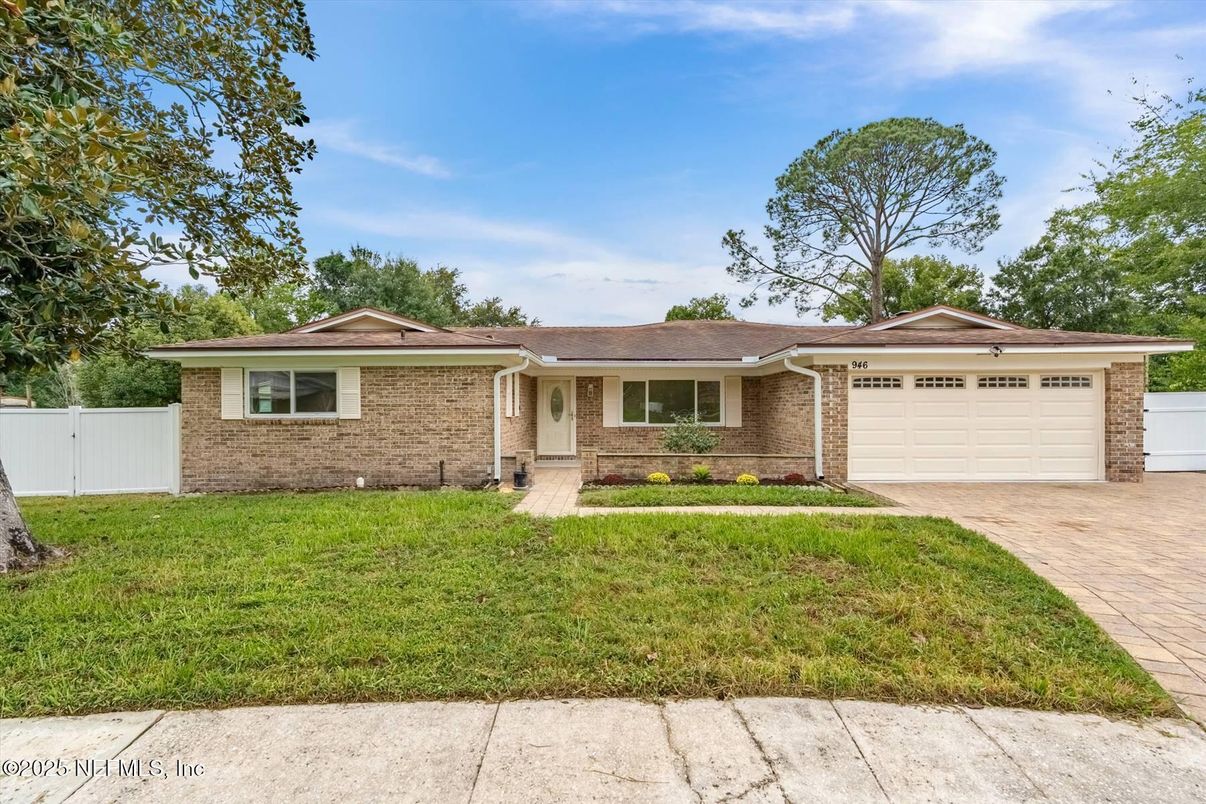 Attached, Exterior, Facade, Brick Facade, Ranch