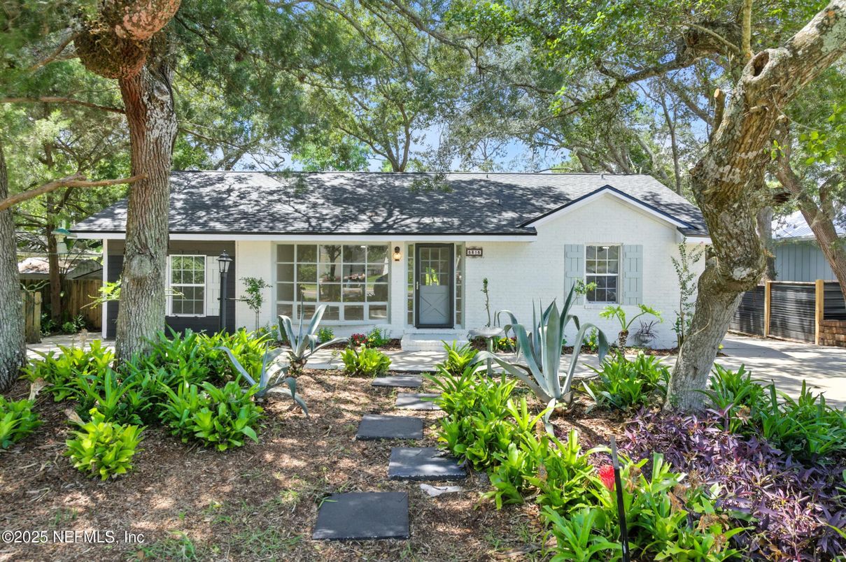 Exterior, Facade, Ranch