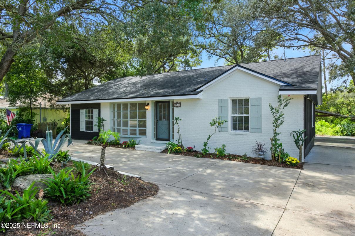 Exterior, Facade, Ranch