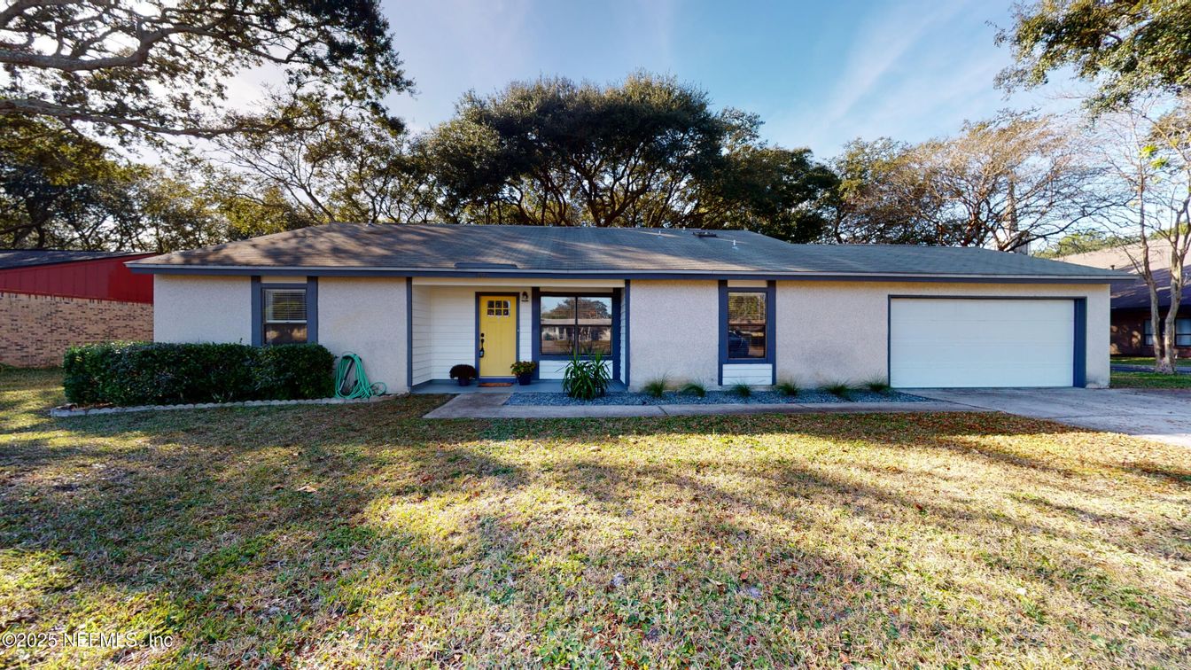 Attached, Exterior, Facade, Ranch