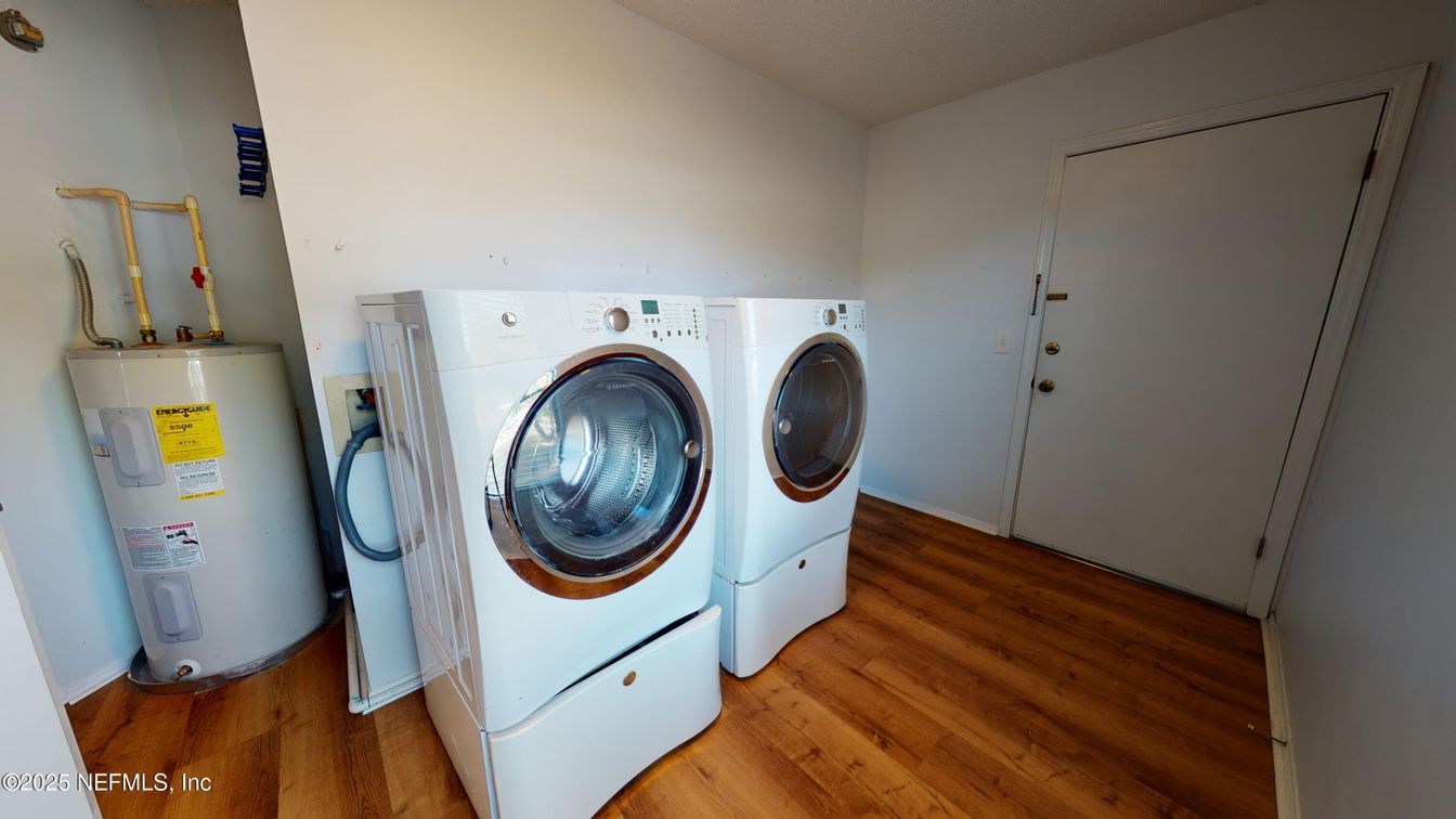 Interior, Washer, Wood Texture Flooring