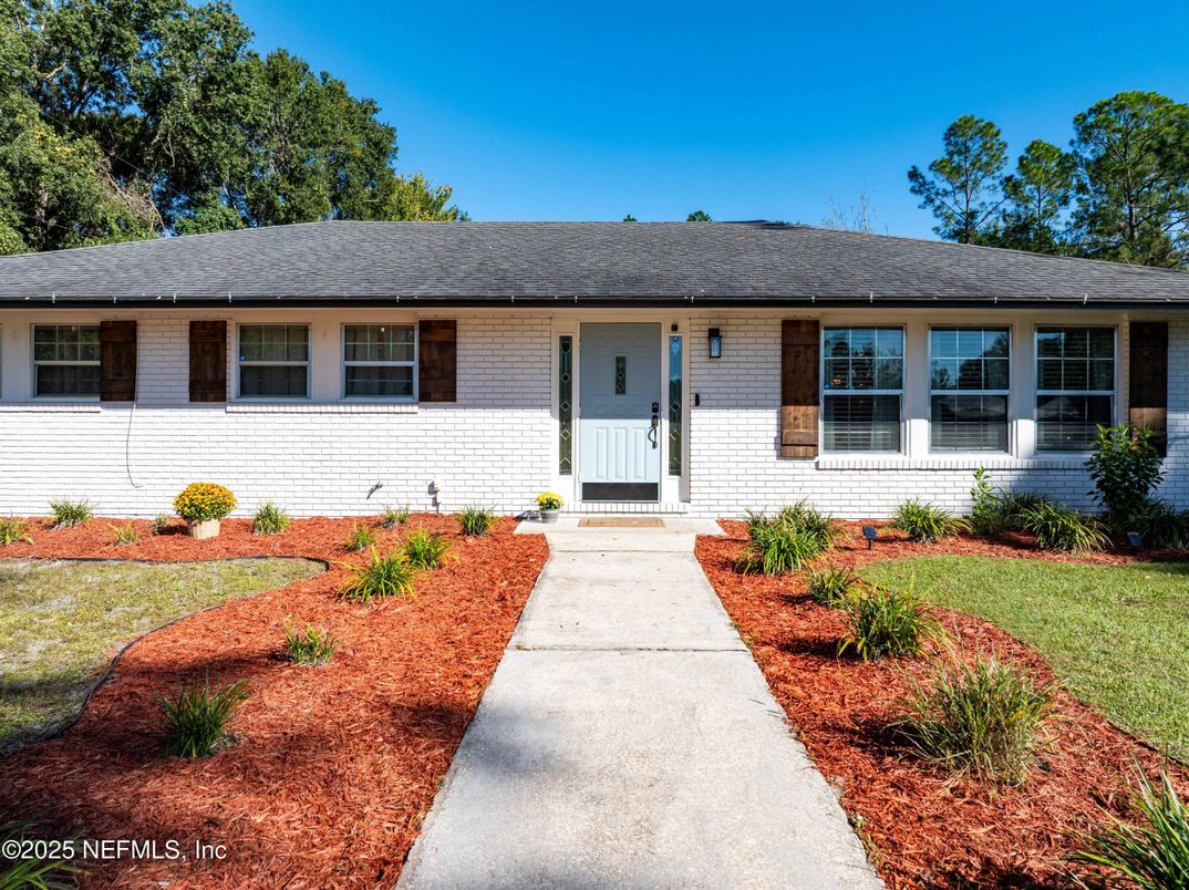 Exterior, Facade, Ranch