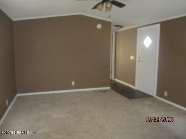 Empty room, Interior