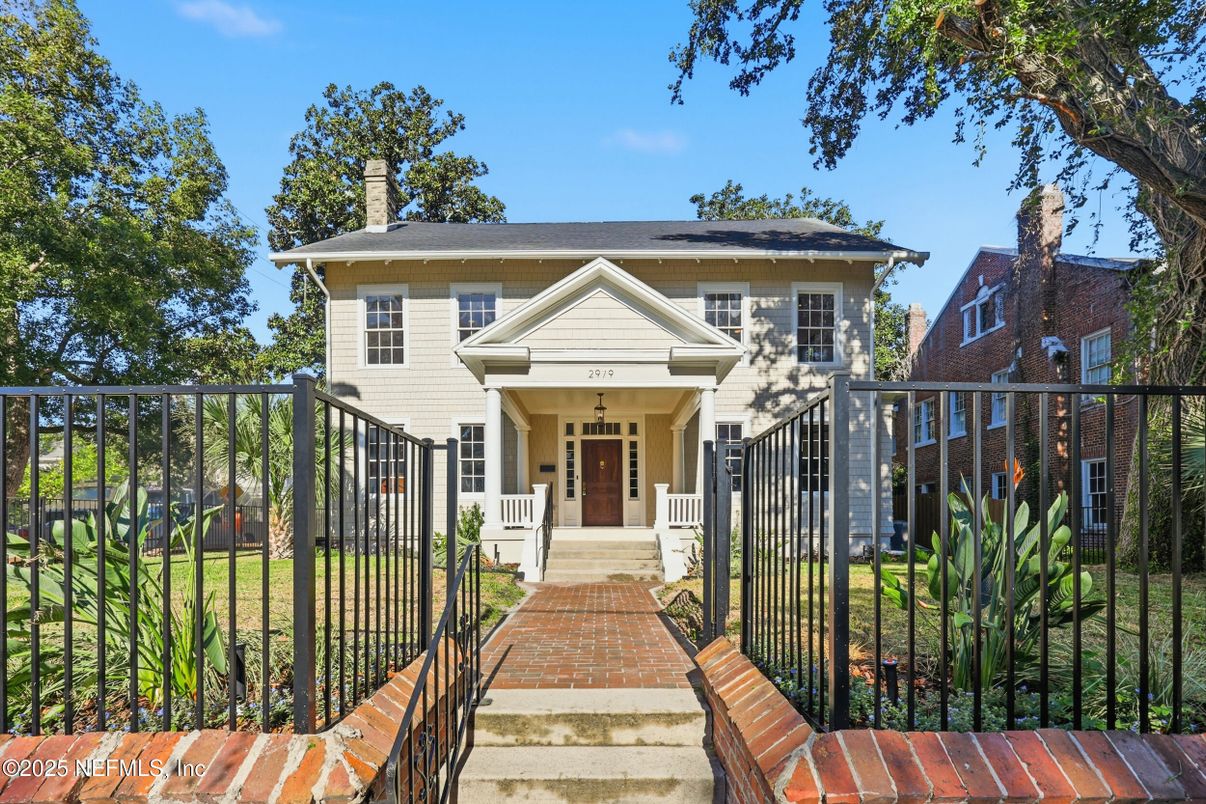 Exterior, Facade, Georgian