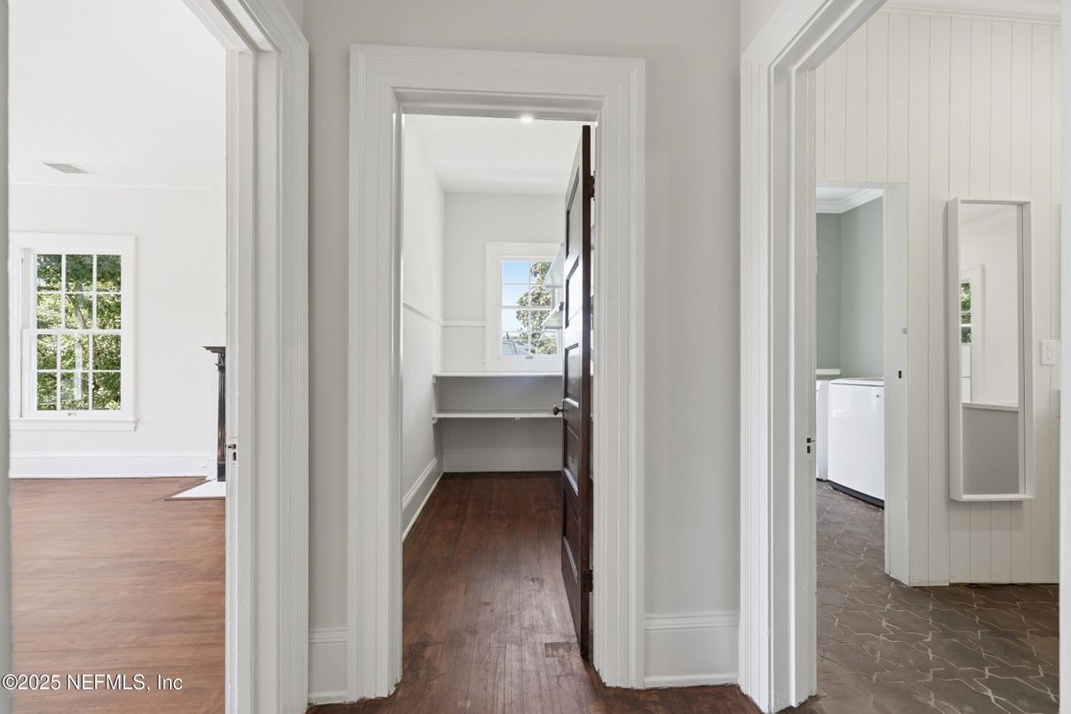 Interior, Recessed Lighting, Washer, Wood Texture Flooring