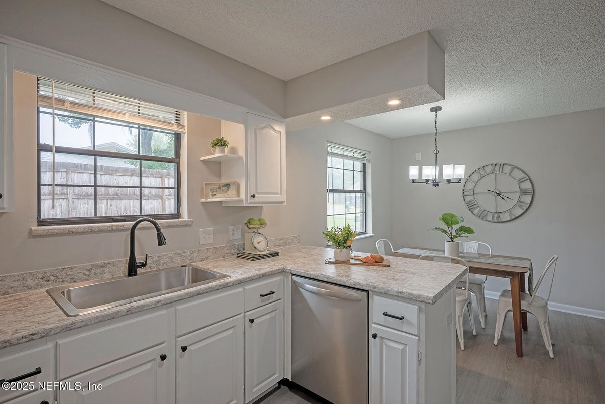 Chandelier, Dining room, Interior, Kitchen, Pendant Lights, Recessed Lighting, Wood Texture Flooring