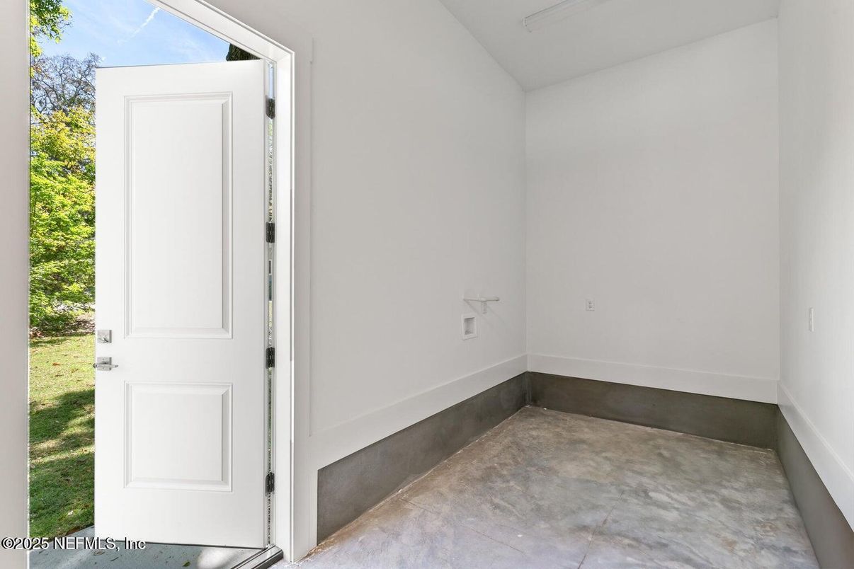 Empty room, Interior