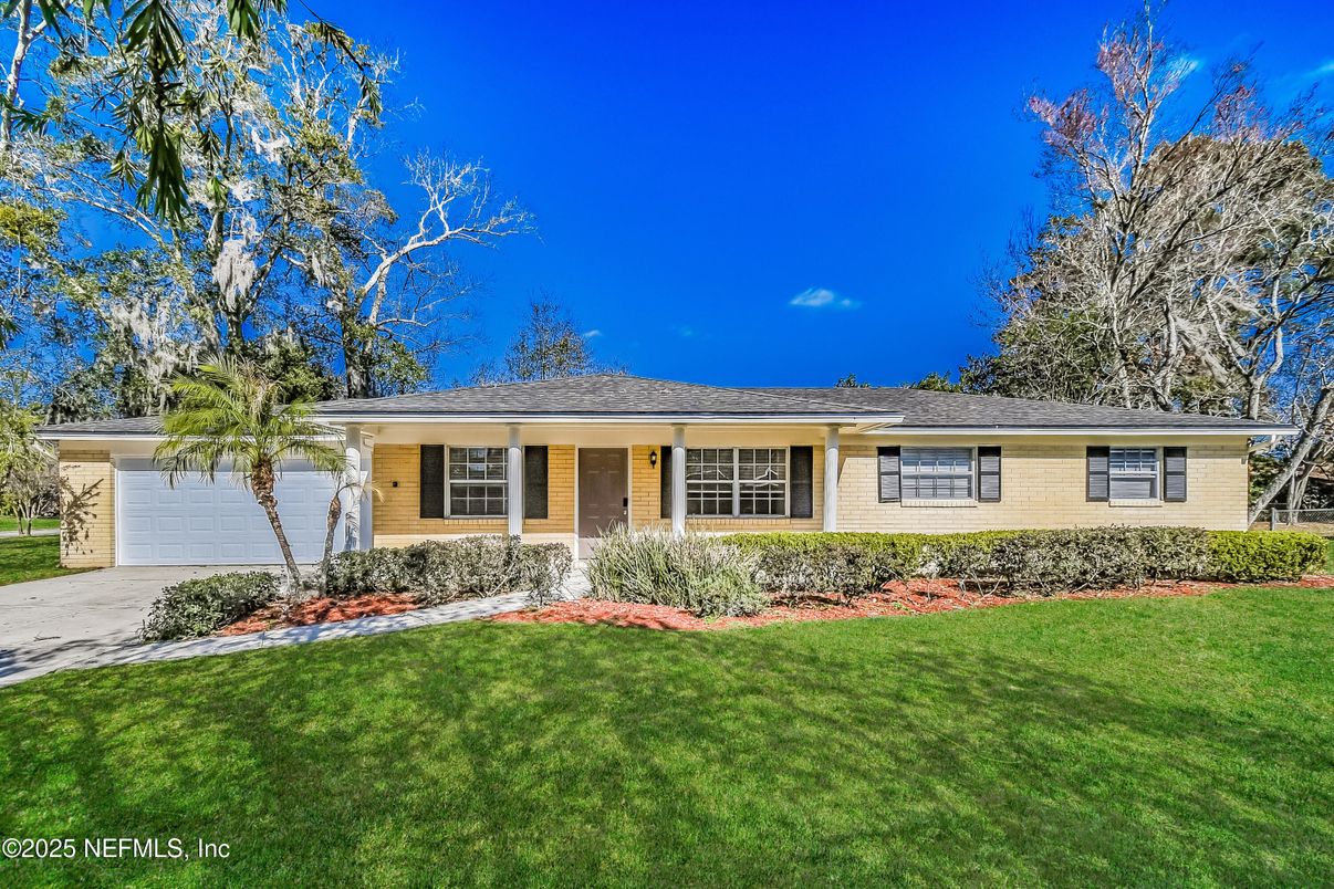 Attached, Exterior, Facade, Ranch