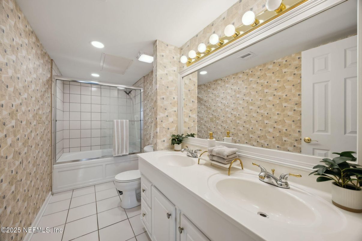 Bathroom, Dual Sink Vanities, Interior, Recessed Lighting
