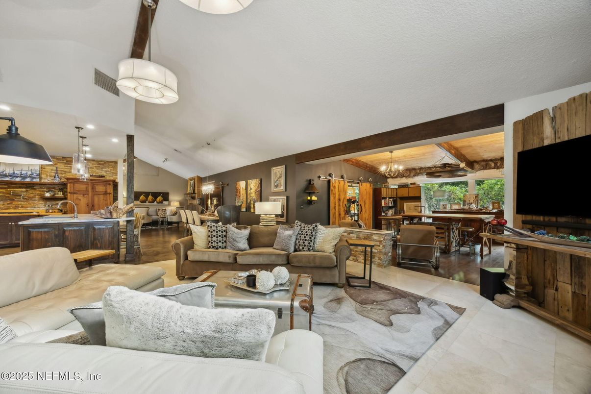 Chandelier, Dining room, Interior, Living room, Pendant Lights