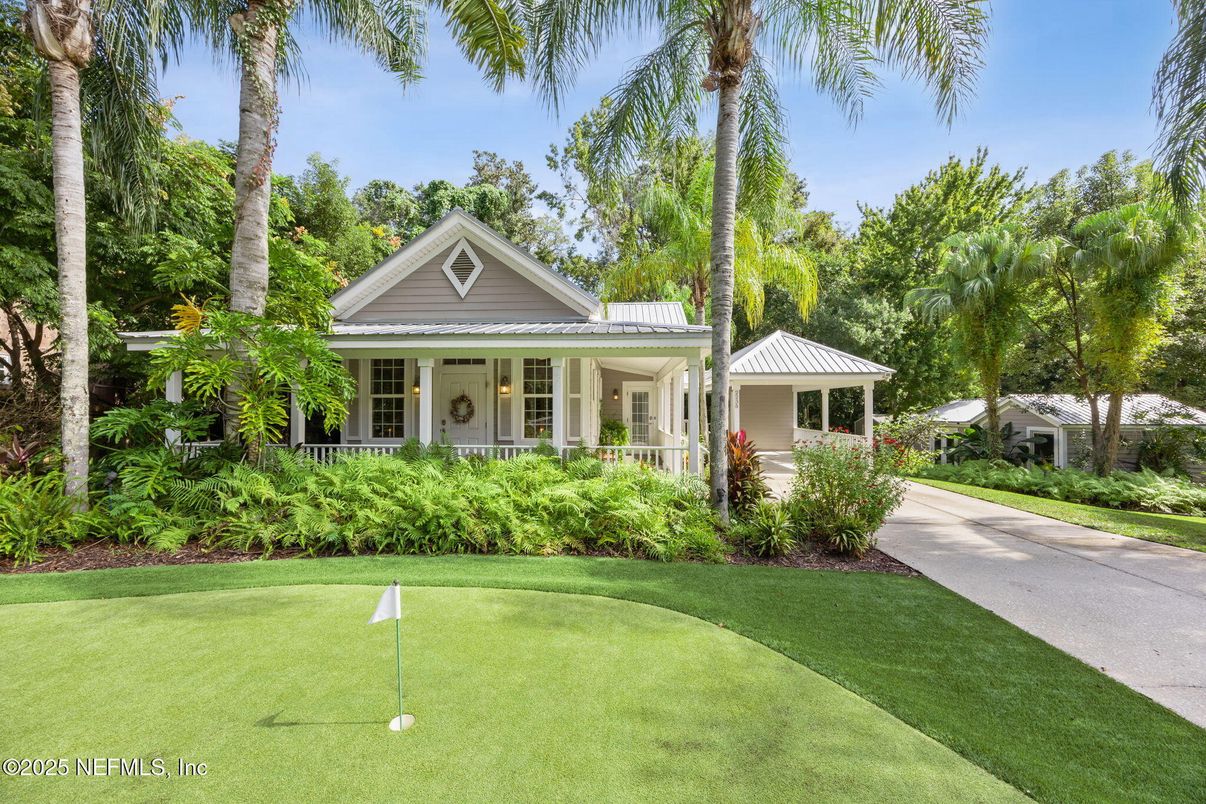 Exterior, Facade, Ranch