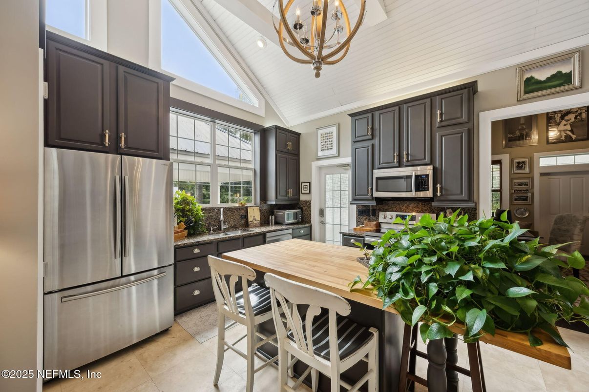 Chandelier, Dining room, Interior, Kitchen, Stainless Steel Appliances