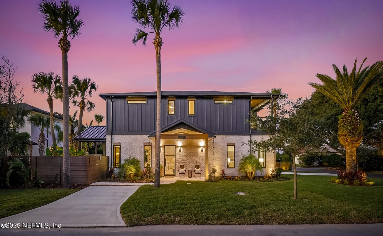 Exterior, Facade, Modern