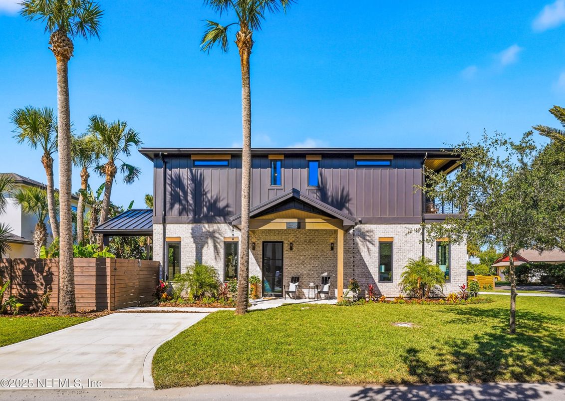 Exterior, Facade, Modern