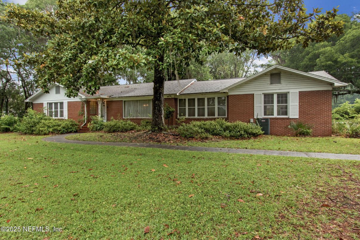 Exterior, Facade, Brick Facade, Ranch