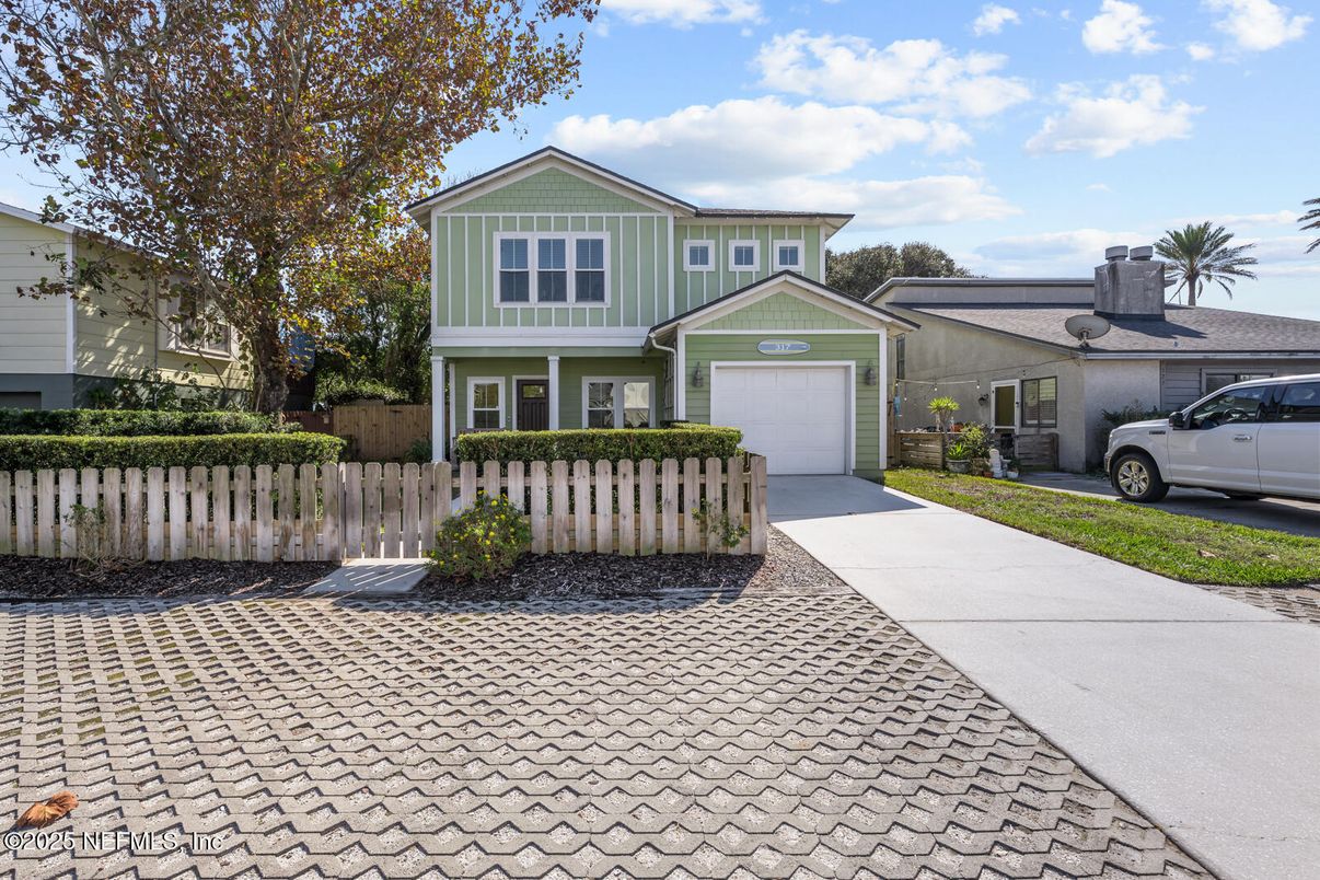 Attached, Exterior, Facade, Farmhouse
