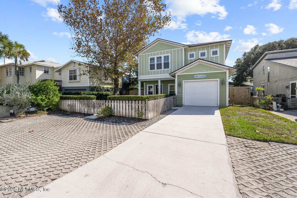 Attached, Exterior, Facade, American Craftsman