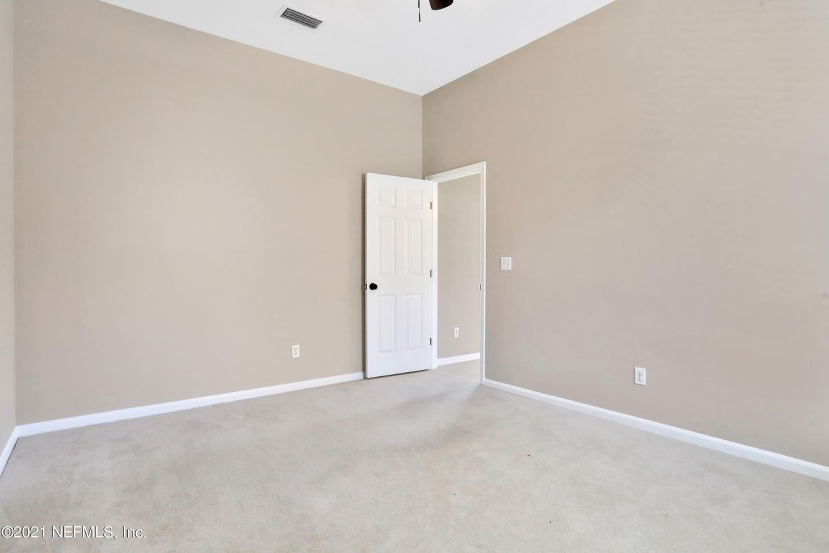 Empty room, Interior
