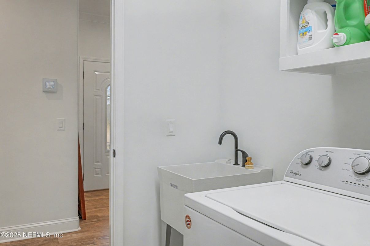 Interior, Utility Closets, Washer, Wood Texture Flooring