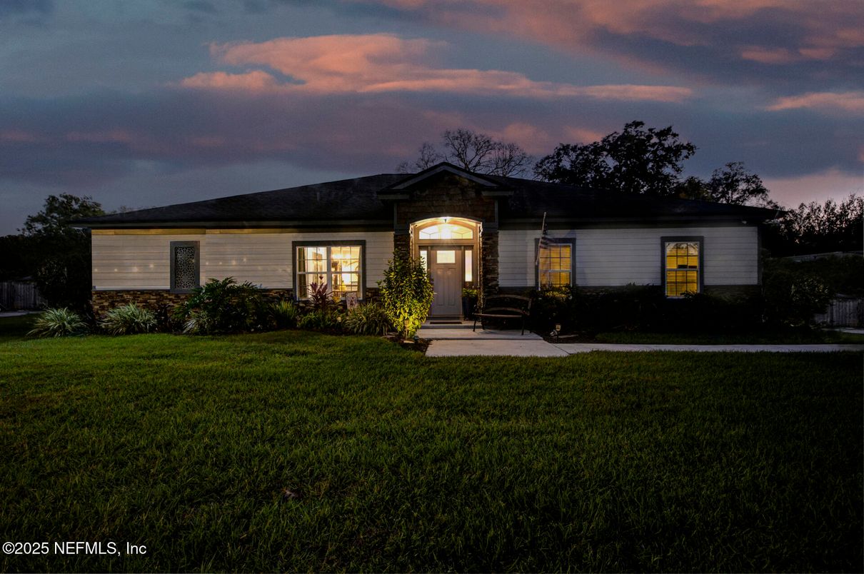 Exterior, Facade, Ranch