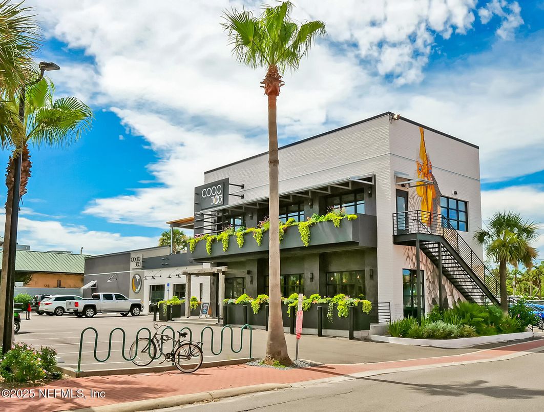 Exterior, Facade, Modern