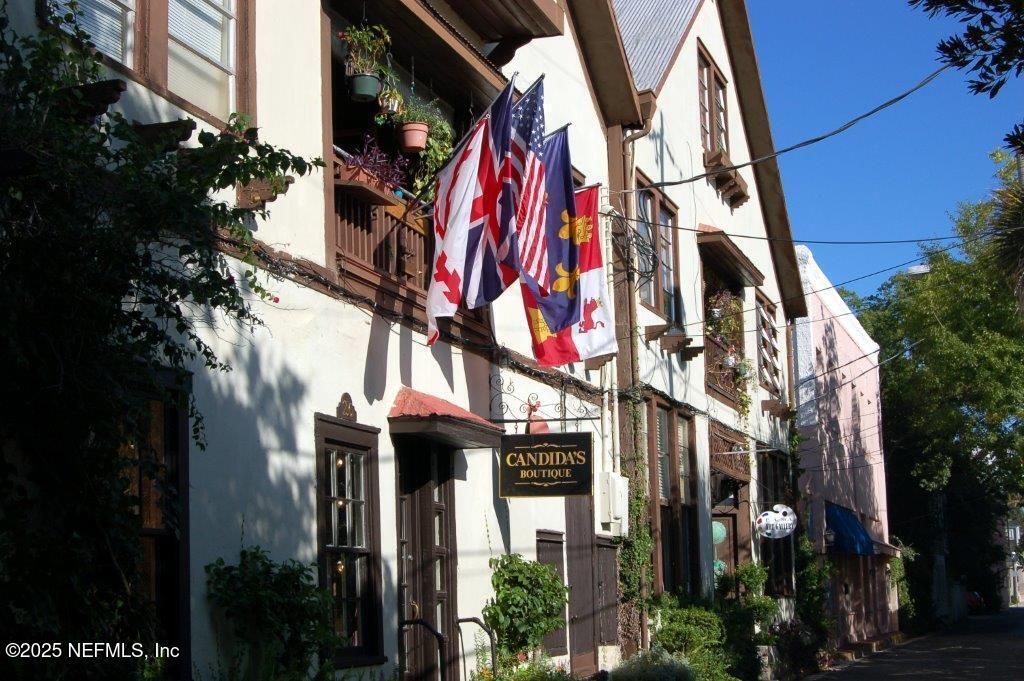 Exterior, Facade, Rowhouse