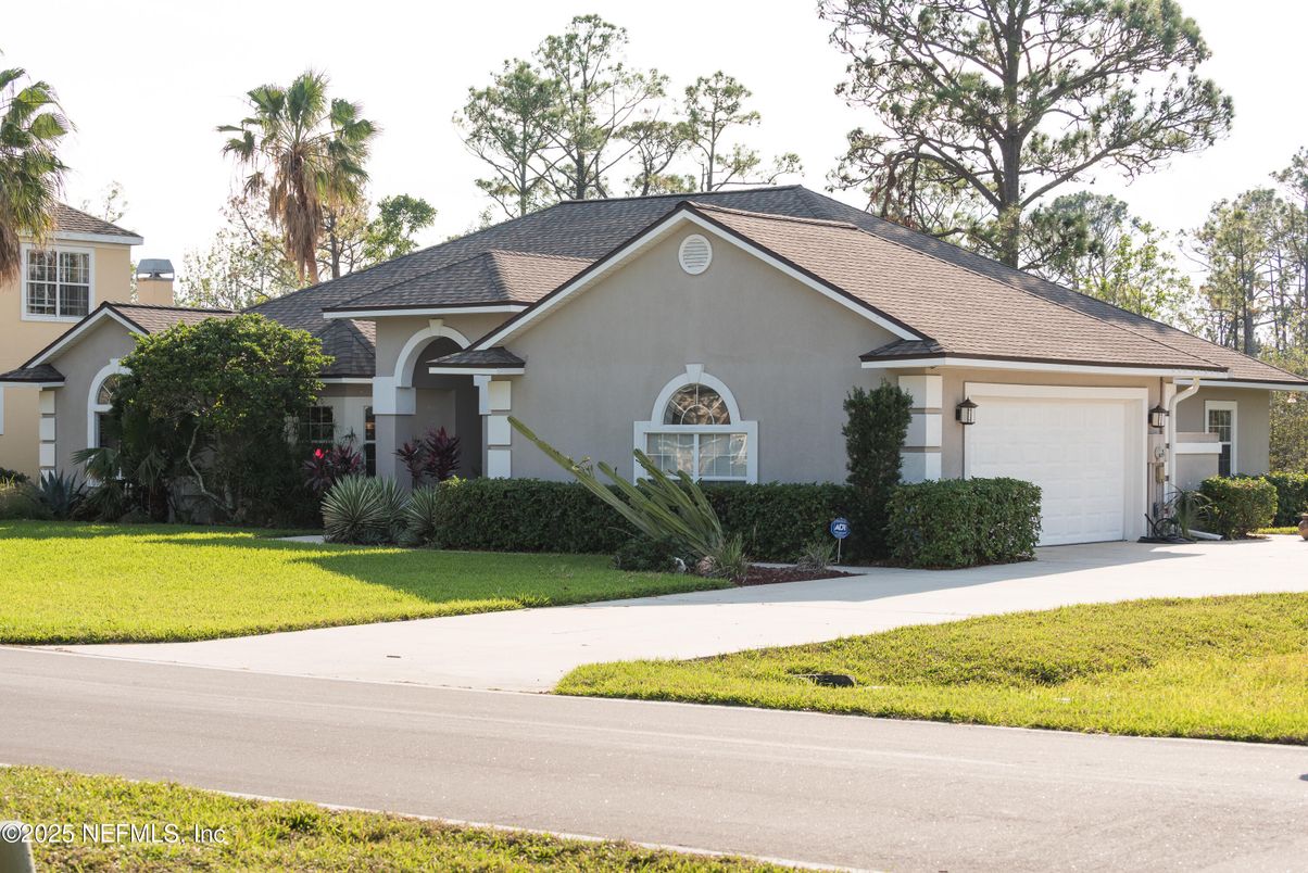 Attached, Exterior, Facade, Ranch