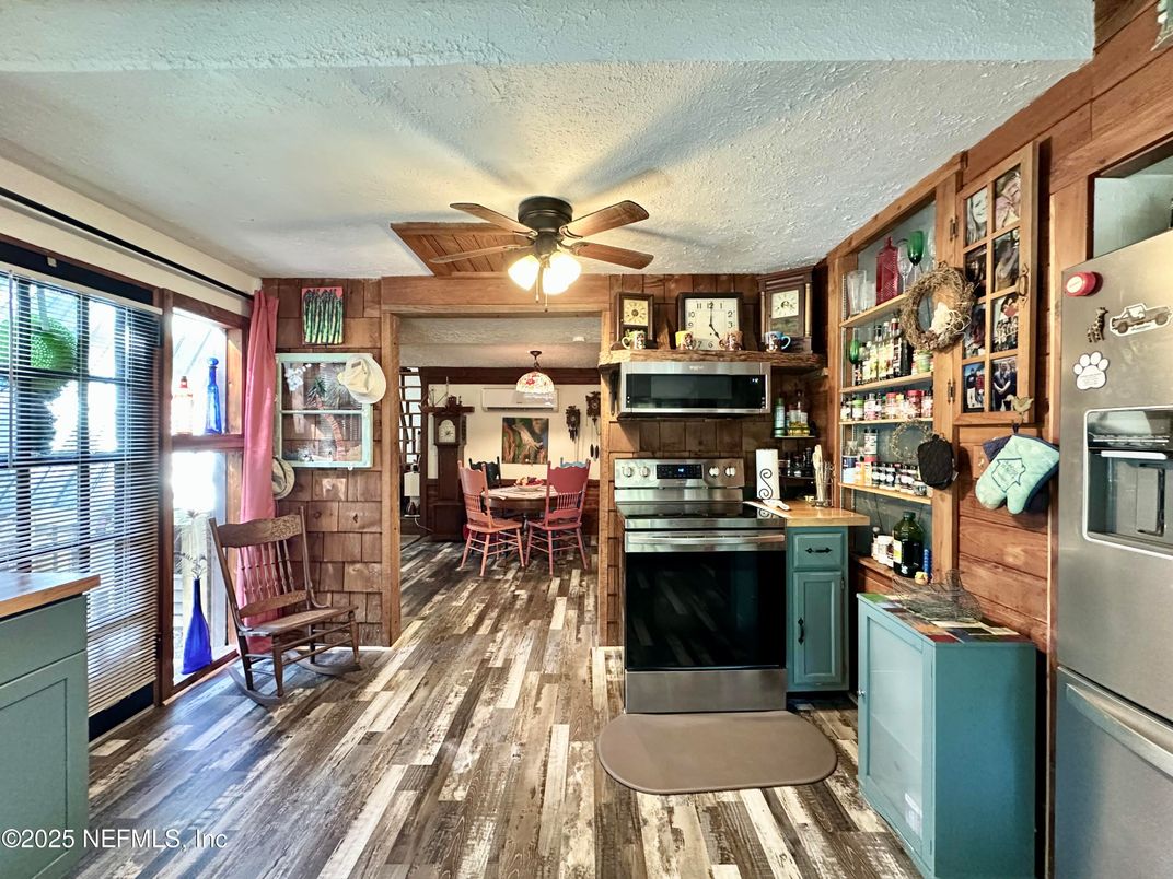 Dining room, Interior, Kitchen, Stainless Steel Appliances, Wood Texture Flooring
