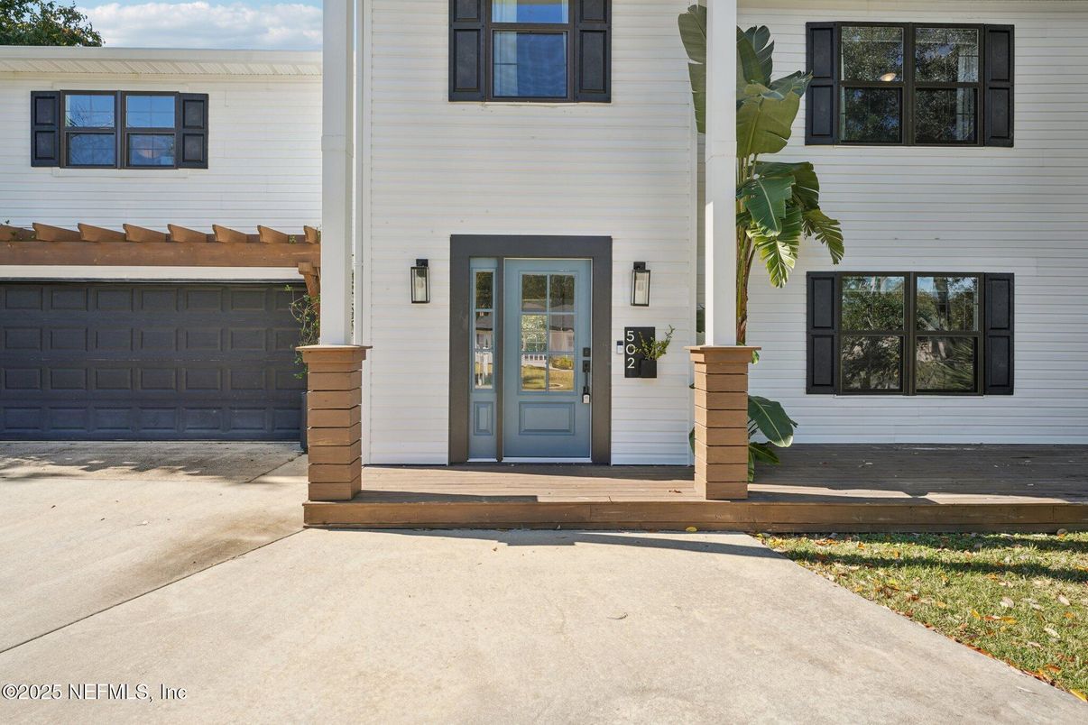 Exterior, Facade, Rowhouse