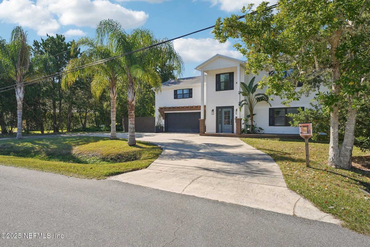 Attached, Exterior, Facade, Raised Ranch