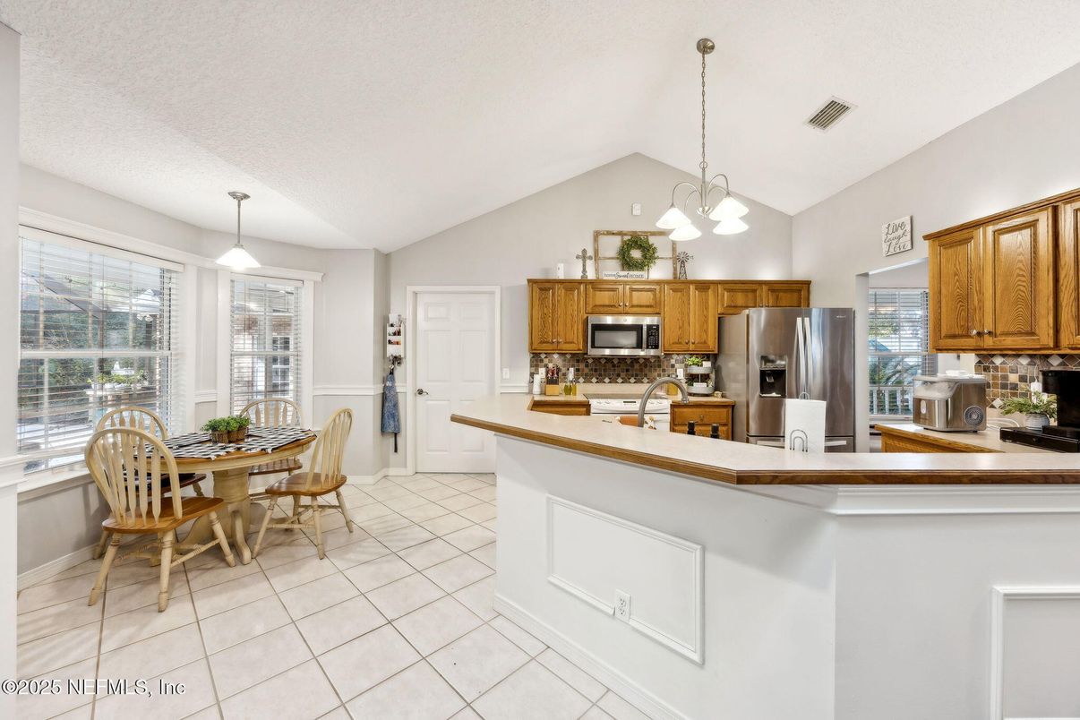 Dining room, Interior, Kitchen, Pendant Lights, Stainless Steel Appliances